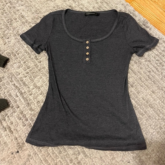 Grey Top - Picture 1 of 2